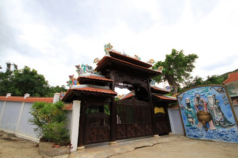 Chiếc cổng gỗ kiên cố được chạm khắc tinh xảo, luôn có người bảo vệ. Khu đất ông Quang xây dựng được thiếu tướng Phan Như Thạch (nguyên Giám đốc công an Quảng Nam) chuyển nhượng lại.