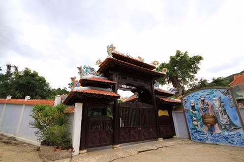 Chiếc cổng gỗ kiên cố được chạm khắc tinh xảo, luôn có người bảo vệ. Khu đất ông Quang xây dựng được thiếu tướng Phan Như Thạch (nguyên Giám đốc công an Quảng Nam) chuyển nhượng lại.