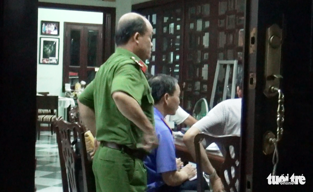 Tổ công tác Bộ Công an đọc lệnh khám xét.