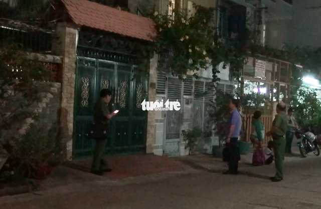 Tổ công tác Bộ Công an đến khám xét nhà bên vợ ông Giang tại TP.HCM.