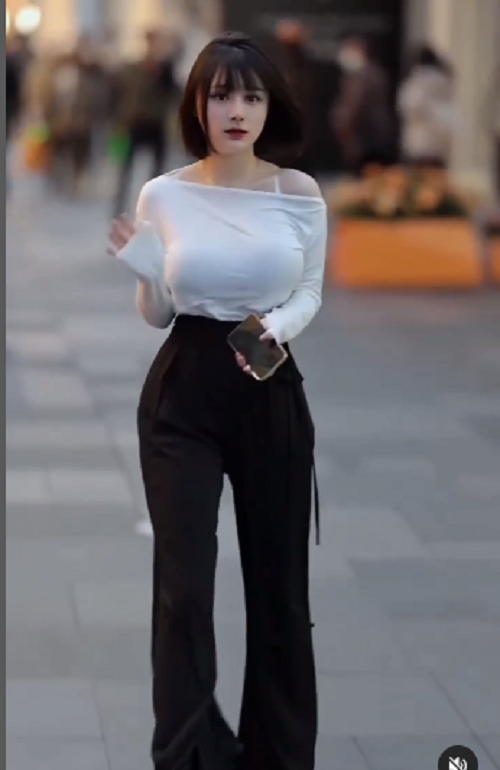 Tỷ lệ ba vòng đáng mơ ước khiến nhiều người hoài nghi đây là sản phẩm của photoshop.