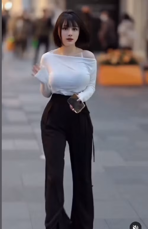 Tỷ lệ ba vòng đáng mơ ước khiến nhiều người hoài nghi đây là sản phẩm của photoshop.