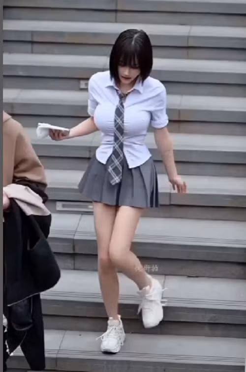 Ngay cả khi lên đồ gái ngoan với trang phục áo sơ mi, váy tennis, Qian Princess vẫn vô cùng gợi cảm.