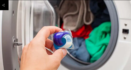 Viên giặt. Viên giặt khá hữu ích với việc làm sạch quần áo song có thể gây hại cho sức khỏe của trẻ. Cụ thể, viên giặt thường được thiết kế sặc sỡ, bắt mắt như những chiếc kẹo khiến trẻ nhỏ bị hấp dẫn. Nuốt viên giặt, trẻ có thể gặp một số vấn đề về tiêu hóa. Nghiên cứu năm 2016 cũng chỉ ra, trẻ nuốt viên giặt dễ gặp các biến chứng sức khỏe nghiêm trọng như hôn mê, phù phổi hơn so với việc nuốt các loại bột giặt khác.