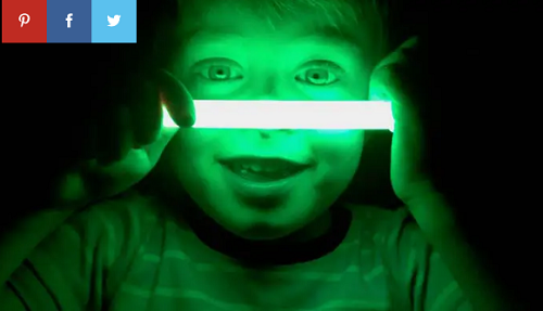 Que phát sáng. Que phát sáng là món đồ chơi trẻ rất thích. Vậy nhưng, chất dibutyl phthalate trong chúng có thể gây kích ứng da, mắt và miệng nếu trẻ vô tình nuốt phải. Mối nguy này càng rõ rệt hơn khi trẻ nhỏ thường có xu hướng cắn các loại đồ chơi.