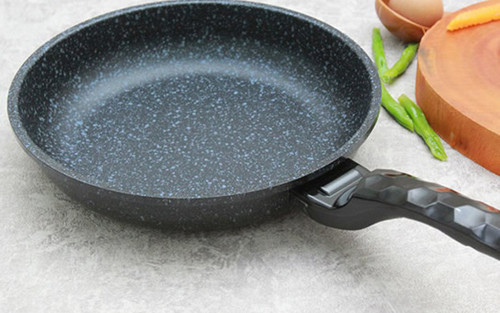 Điều đáng bàn, Teflon phân hủy ở nhiệt độ 600°F (khoảng 315°C), giải phóng khí độc polyme gây nên tình trạng khó thở, suy nhược, sốt cao. Ngoài ra, chất PFOA sử dụng trong các sản phẩm Teflon có thể ảnh hưởng đến nội tiết cơ thể. Tình trạng này đặc biệt tồi tệ với phụ nữ mang thai.