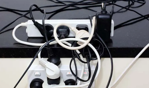 Dây cắm điện. Đồ gia dụng này rất phổ biến, cực kỳ dễ cháy. Ngoài ra, dây cắm điện còn dễ gây vấp ngã, khiến nạn nhân gặp chấn thương. Trong số đó, chấn thương liên quan đến điện giật, bong gân thường gặp nhất.