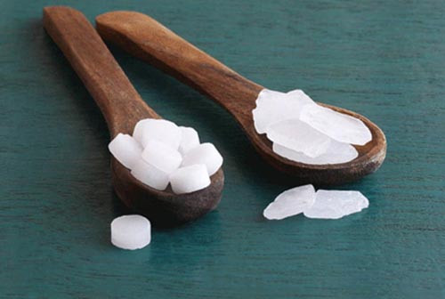 Khi tiếp xúc với không khí, hóa chất trên chuyển thành dạng hơi rất độc với cơ thể người. Hít phải chất này dễ gây nhức đầu, buồn nôn, kích ứng mắt, mũi và ho. Ngoài ra, nó còn có thể gây ra những vấn đề sức khỏe nghiêm trọng như thiếu máu tán huyết, tổn thương thận.