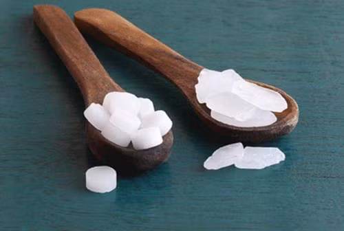 Khi tiếp xúc với không khí, hóa chất trên chuyển thành dạng hơi rất độc với cơ thể người. Hít phải chất này dễ gây nhức đầu, buồn nôn, kích ứng mắt, mũi và ho. Ngoài ra, nó còn có thể gây ra những vấn đề sức khỏe nghiêm trọng như thiếu máu tán huyết, tổn thương thận.