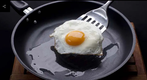 Dụng cụ nấu chống dính. Chảo chống dính giúp việc nấu nướng, cọ rửa thuận lợi song lại là đồ gia dụng tiềm ẩn mối nguy sức khỏe. Nghiên cứu chỉ ra, bề mặt của dụng cụ nấu chống dính thưởng được phủ lớp Teflon. Nếu ăn một vài miếng dính Teflon, cơ thể sẽ đào thải chúng qua đường tiêu hóa. (Ảnh: Unbelievablefacts)