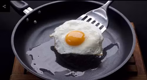 Dụng cụ nấu chống dính. Chảo chống dính giúp việc nấu nướng, cọ rửa thuận lợi song lại là đồ gia dụng tiềm ẩn mối nguy sức khỏe. Nghiên cứu chỉ ra, bề mặt của dụng cụ nấu chống dính thưởng được phủ lớp Teflon. Nếu ăn một vài miếng dính Teflon, cơ thể sẽ đào thải chúng qua đường tiêu hóa. (Ảnh: Unbelievablefacts)