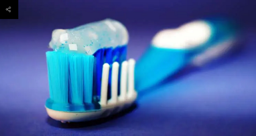 Kem đánh răng. Điều này có thể gây ngạc nhiên bởi kem đánh răng là sản phẩm gia dụng được sử dụng phổ biến. Lý do khiến nó trở thành món đồ gia dụng tiềm ẩn nguy hiểm là hàm lượng florua bên trong. FDA kêu gọi người dân liên hệ với trung tâm kiểm soát chất độc khi nuốt lượng kem đánh răng nhiều hơn quy định, đặc biệt là trẻ em.