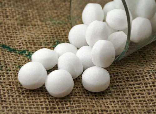 Băng phiến. Băng phiến có hình dạng giống những chiếc kẹo, chứa thành phần naphthalene hoặc paradichlorobenzen, thường dùng để bảo vệ quần áo khỏi các loài côn trùng. Mặc dù mang lại chút lợi ích song băng phiến lại khá nguy hiểm, đặc biệt là trẻ nhỏ.