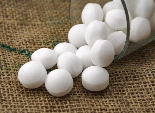 Băng phiến. Băng phiến có hình dạng giống những chiếc kẹo, chứa thành phần naphthalene hoặc paradichlorobenzen, thường dùng để bảo vệ quần áo khỏi các loài côn trùng. Mặc dù mang lại chút lợi ích song băng phiến lại khá nguy hiểm, đặc biệt là trẻ nhỏ.