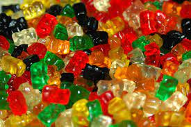 Bên cạnh những cơ sở sản xuất uy tín, không ít người lạm dụng chất màu tổng hợp không tốt cho cơ thể. Trẻ nhỏ hệ tiêu hóa chưa trưởng thành, ăn nhiều dễ gây tác động tiêu cực như kén ăn, biếng ăn, thiếu kẽm.