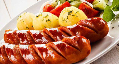 Thịt đỏ đã qua chế biến. Thịt đỏ đã qua chế biến như xúc xích, giăm bông, viên chiên,... có sức hấp dẫn đặc biệt với trẻ nhỏ nhờ hương vị thơm ngon song lại là món ăn hại não, bố mẹ không nên cho trẻ ăn nhiều. Mặc dù chứa thịt song chúng không chứa nhiều dinh dưỡng.