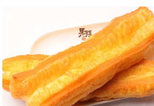 Thực phẩm chứa nhiều nhôm. Các thực phẩm như bột chiên, bánh rán, bánh nhãn, bánh trứng, khoai tây chiên,... có khả năng chứa lượng lớn nhôm. Khi đi vào cơ thể, nhôm ức chế hoạt động của các enzym trong não khiến khả năng ghi nhớ, tư duy kém, thậm chí gây mất trí nhớ.