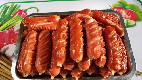 Một lý do khác không nên cho trẻ ăn thịt đỏ qua chế biến là chúng chứa lượng lớn muối. Natri được sử dụng như một chất bảo quản, tăng cường màu sắc có khả năng ảnh hưởng đến hoạt động của cơ tim, cản trở việc lọc protein của thận, ảnh hưởng xấu đến phần não kiểm soát phản ứng của hệ thần kinh.