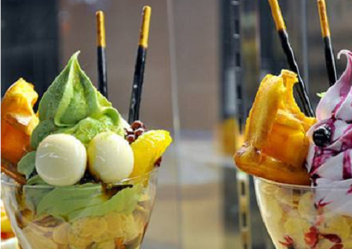 Thực phẩm chứa nhiều axit béo chuyển hóa. Khoai tây chiên, bánh lòng đỏ trứng, trà sữa trân châu, kem, mì ăn liền,... là những thực phẩm chứa nhiều axit béo chuyển hóa khiến trẻ tăng cân, ảnh hưởng đến sự phát triển trí tuệ. Không chỉ nghèo dinh dưỡng, nhóm đồ ăn này còn khiến trẻ kén ăn, biếng ăn, ảnh hưởng phát triển chiều cao.