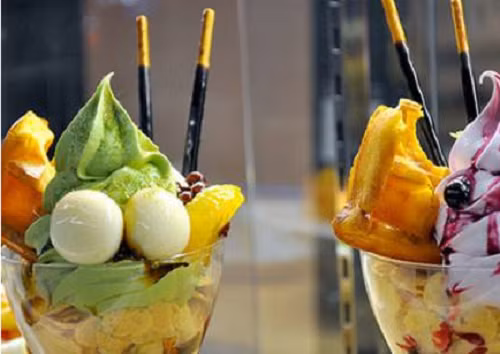 Thực phẩm chứa nhiều axit béo chuyển hóa. Khoai tây chiên, bánh lòng đỏ trứng, trà sữa trân châu, kem, mì ăn liền,... là những thực phẩm chứa nhiều axit béo chuyển hóa khiến trẻ tăng cân, ảnh hưởng đến sự phát triển trí tuệ. Không chỉ nghèo dinh dưỡng, nhóm đồ ăn này còn khiến trẻ kén ăn, biếng ăn, ảnh hưởng phát triển chiều cao.