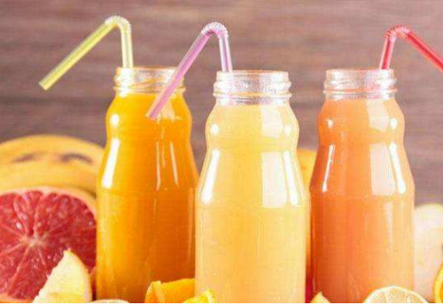 Đồ uống chứa đường. Đồ uống chứa đường vị ngọt, màu sắc hấp dẫn nên trẻ em rất thích. Tuy nhiên, phụ huynh không nên chiều theo ý muốn của con cái cho dùng thoải mái. Đồ uống có đường chứa lượng lớn đường dễ gây nên tình trạng thừa cân, kén ăn, biếng ăn.