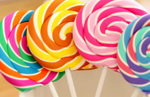 Thực phẩm nhiều phẩm màu. Những thực phẩm nhiều màu sắc như kẹo cầu vồng, bánh kem, kẹo mút,... rất được trẻ ưa thích bởi vẻ ngoài bắt mắt, vị ngọt hấp dẫn. Dù vậy, bố mẹ cần cân nhắc trước khi cho trẻ ăn. Những thực phẩm này không chỉ nhiều đường mà còn chứa nhiều chất tạo màu.