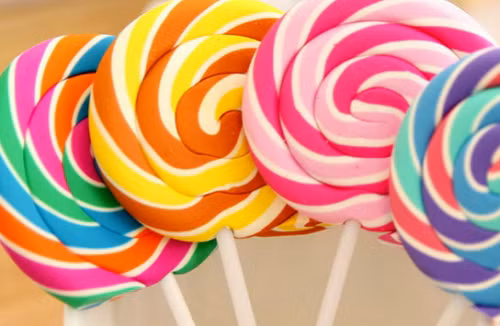 Thực phẩm nhiều phẩm màu. Những thực phẩm nhiều màu sắc như kẹo cầu vồng, bánh kem, kẹo mút,... rất được trẻ ưa thích bởi vẻ ngoài bắt mắt, vị ngọt hấp dẫn. Dù vậy, bố mẹ cần cân nhắc trước khi cho trẻ ăn. Những thực phẩm này không chỉ nhiều đường mà còn chứa nhiều chất tạo màu.