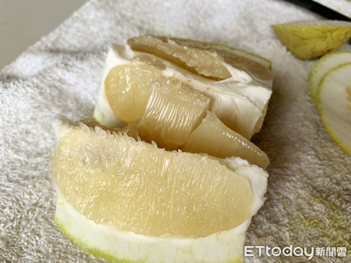 Trường hợp bưởi đã được cắt đôi, bạn nên cho vào túi nhựa, nhẹ nhàng ép không khí thừa ra ngoài rồi buộc kín túi, bảo quản trong ngăn mát tủ lạnh. Lớp túi nhựa giúp giảm tình trạng bưởi tiếp xúc với oxy, kéo dài thời gian sử dụng mà tép bưởi không bị nhớt.