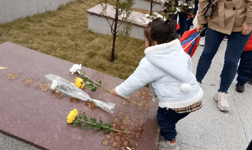 Thứ nhất, nghĩa trang thường ở nơi hẻo lánh, nhiệt độ thấp. Trẻ em ở trong bầu không khí như vậy dễ bị cảm lạnh. Thứ hai, trẻ có trí liên tưởng phong phú. Nhìn những ngôi mộ, trẻ sẽ tưởng tượng đến điều không có cơ sở dẫn đến sợ hãi, ảnh hưởng đến sức khỏe tinh thần. Ngoài nơi này, chuyên gia khuyên có những nơi không nên đưa trẻ đến nhiều.