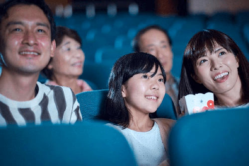 Rạp chiếu phim. Rạp chiếu phim là một trong những nơi không nên đưa trẻ tới nhiều, đặc biệt nhóm trẻ dưới 8 tuổi. Chuyên gia giải thích, màn hình rạp chiếu phim tương đối lớn. Đối với trẻ em, màn hình lớn sẽ khiến chúng cảm thấy ngột ngạt, tác động thị giác là quá lớn.