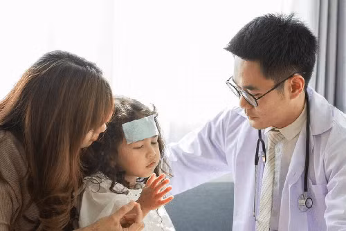 Mặc dù bệnh viện liên tục khử trùng, vệ sinh nhưng không thể ngăn chặn hoàn toàn sự phát triển của chúng. Trẻ nhỏ sức đề kháng kém, rất dễ nhiễm bệnh. Do vậy, nếu trẻ không cần điều trị y tế, bạn không nên đưa trẻ đến những nơi này nhằm tránh những rủi ro sức khỏe không đáng có.