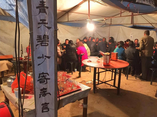 Nhà tang lễ. Tương tự như đình chùa, trẻ em không nên đến nhà tang lễ vì đây là nơi trang trọng. Trẻ em chưa hiểu chuyện dễ chạy lung tung, nói điều không phù hợp. Những lời này có thể thể hiện sự không tôn trọng người đã khuất hoặc vô tình làm tổn thương người sống.