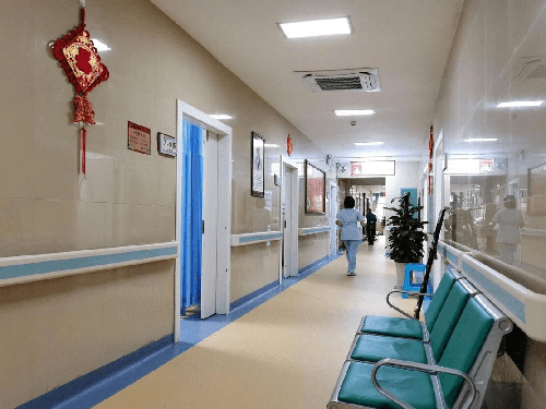 Bệnh viện. Bệnh viện là nơi điều trị bệnh, bệnh nhân cần được yên tĩnh. Trong khi đó, trẻ nhỏ hiếu động và ồn ào, rất dễ ảnh hưởng không tốt đến thời gian nghỉ ngơi của bệnh nhân. Một lý do khác khiến bạn không nên đưa trẻ đến bệnh viện là đây là nơi tập trung nhiều người bệnh, tiềm ẩn nhiều loại vi khuẩn và virus nguy hiểm.