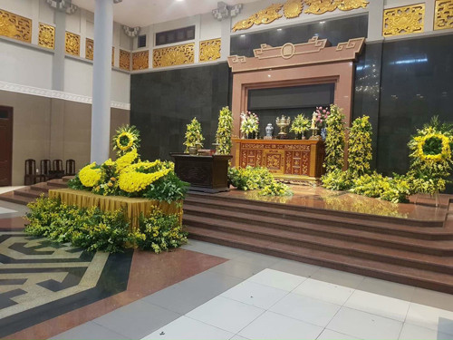 Nhà tang lễ còn là nơi đưa tiễn người khuất. Người sống thể hiện sự tiếc thương. Trẻ nhỏ sống trong môi trường sầu não sẽ ảnh hưởng không tốt đến tâm trạng, đôi khi về đêm còn gặp ác mộng.