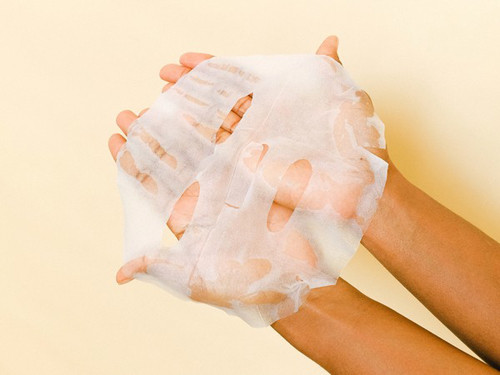 Đắp mặt nạ quá lâu. Mỗi loại mặt nạ có thời gian đắp khác biệt, dựa vào hướng dẫn sử dụng trên bao bì sản phẩm. Thông thường, thời gian đắp mặt nạ hiệu quả là 10-20 phút. Đây là khoảng thời gian cần thiết để da hấp thụ các dưỡng chất có trong mặt nạ.