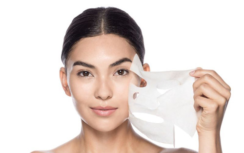 Chọn mặt nạ không phù hợp với loại da. Da dầu, da khô hay da hỗn hợp sẽ cần dưỡng chất khác nhau. Trong khi đó, thị trường có nhiều sản phẩm mặt nạ với công dụng khác nhau như mặt nạ dưỡng ẩm, mặt nạ làm sạch sâu, mặt nạ làm sáng da,... Lựa chọn mặt nạ không đúng sẽ khiến da không được chăm sóc tốt nhất, gây lãng phí.