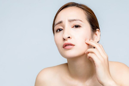 Một lý do khác không nên đắp mặt nạ quá lâu là mỹ phẩm thường được thêm chất bảo quản để tuân thủ các quy định về kháng khuẩn. Đắp quá lâu khiến chất bảo quản lưu lại trên mặt thời gian dài, không có lợi.