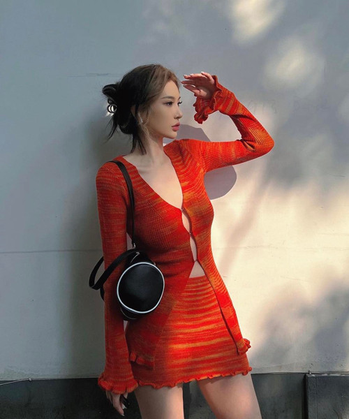 Đôi khi, cô nàng lại trở nên vô cùng nữ tính với váy áo thướt tha.