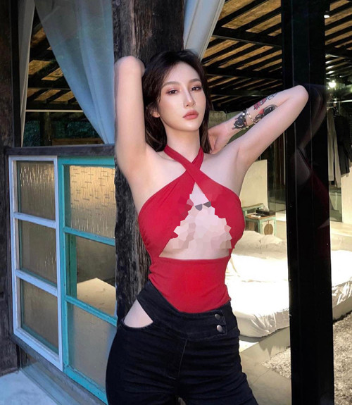 Chẳng hạn, mốt áo cổ yếm chữ X gợi cảm chỉ hợp với những cô nàng vòng một săn chắc được Qian Qian lên đồ vô cùng mãn nhãn. Không hổ danh người làm trong ngành thời trang, Qian Qian lên đồ khoe trọn vòng 1 căng tràn mà không gây phản cảm.