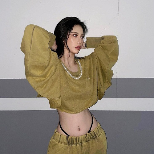 Sở hữu chiều cao ấn tượng, tỷ lệ ba vòng đáng mơ ước, Shi Qian Qian dễ dàng “cân đẹp” những thiết kế kén người mặc như món đồ cắt xẻ.