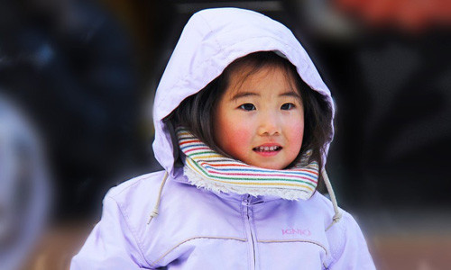 Tiến sĩ Hoàng Xuân giải thích, mỗi lớp áo sẽ phát huy vai trò riêng. Cụ thể, áo cotton mặc trong cùng để thấm mồ hôi. Áo len ở giữa để giữ ấm, duy trì nhiệt độ cơ thể ổn định và áo khoác nên mặc ngoài cùng để chống gió và chống thấm nước. Mặc sai lớp quần áo khiến cơ thể dễ nhiễm lạnh, các mạch máu co rút gây đột tử.