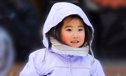 Tiến sĩ Hoàng Xuân giải thích, mỗi lớp áo sẽ phát huy vai trò riêng. Cụ thể, áo cotton mặc trong cùng để thấm mồ hôi. Áo len ở giữa để giữ ấm, duy trì nhiệt độ cơ thể ổn định và áo khoác nên mặc ngoài cùng để chống gió và chống thấm nước. Mặc sai lớp quần áo khiến cơ thể dễ nhiễm lạnh, các mạch máu co rút gây đột tử.