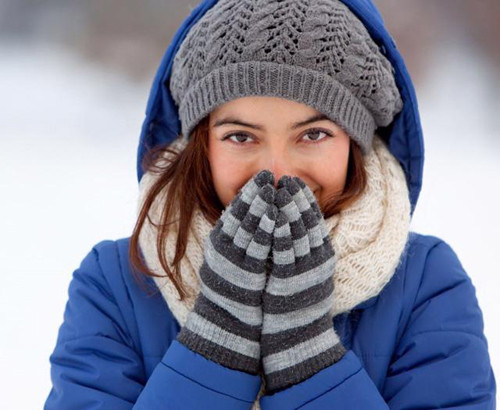 Không giữ ấm tai và cổ. Tiến sĩ Hoàng Xuân cho biết, ông từng gặp nhiều người đột tử vì không giữ ấm tai và cổ. Những người này chú trọng giữ ấm tay chân song lại quên mất vùng tai và cổ rất dễ tổn thương. Theo ông, tai và cổ có lớp da rất mỏng, không được giữ ấm bởi lớp mỡ dày giống như những bộ phận khác trên cơ thể. Vùng này lại chứa nhiều dây thần kinh giao cảm nhỏ, mạch máu liên kết vùng đầu. 