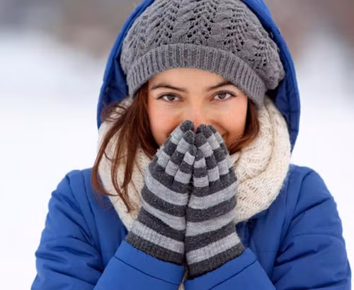 Không giữ ấm tai và cổ. Tiến sĩ Hoàng Xuân cho biết, ông từng gặp nhiều người đột tử vì không giữ ấm tai và cổ. Những người này chú trọng giữ ấm tay chân song lại quên mất vùng tai và cổ rất dễ tổn thương. Theo ông, tai và cổ có lớp da rất mỏng, không được giữ ấm bởi lớp mỡ dày giống như những bộ phận khác trên cơ thể. Vùng này lại chứa nhiều dây thần kinh giao cảm nhỏ, mạch máu liên kết vùng đầu. 