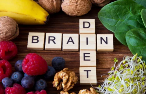 2. Chỉ chăm chút bữa ăn. Bữa ăn đủ dinh dưỡng là cần thiết song chưa đủ để xây dựng cơ thể khỏe mạnh. Thực tế, nhiều người chỉ chăm chút đến những gì mình ăn mà không quan tâm đến các yếu tố rất quan trọng khác như giấc ngủ, chế độ vận động hợp lý, trạng thái tâm lý tốt.