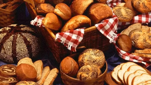 Thay vì cắt toàn bộ carbs, bạn nên chọn loại carbs nhiều chất xơ như bánh mì nguyên hạt, lúa mạch, quinoa và các loại đậu. Một điều bất ngờ là, bạn càng cắt giảm carbs thì cơ thể càng muốn chúng nhiều hơn.