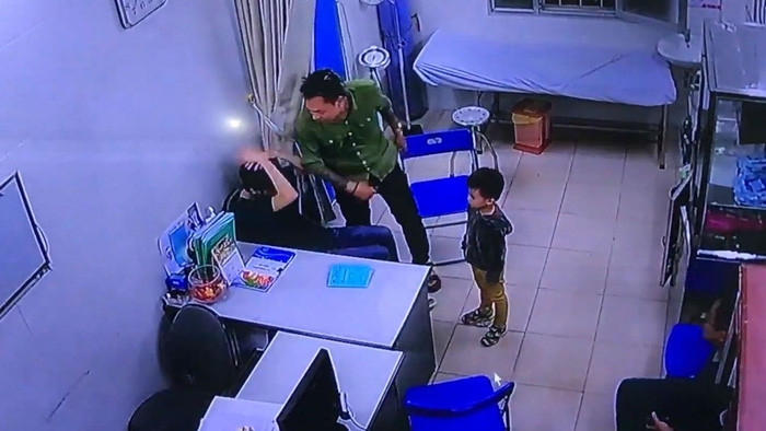 Hình ảnh bác sĩ Chiến bị hành hung.