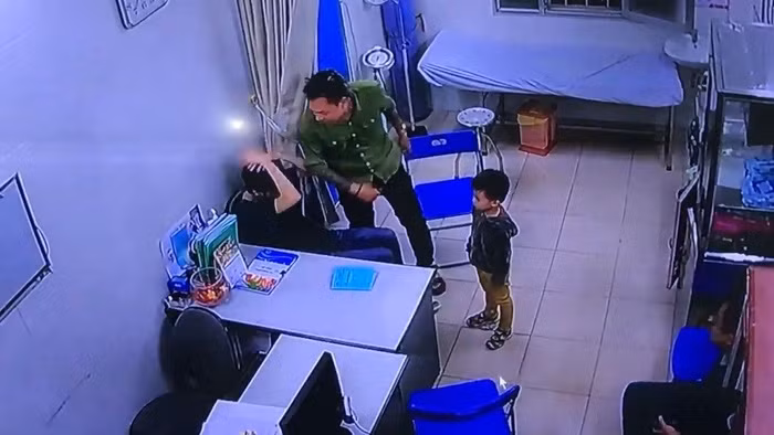 Hình ảnh bác sĩ Chiến bị hành hung.