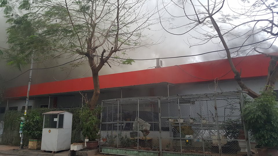 Thời điểm xảy ra vụ cháy, một số công nhân đang tiến hành làm trần cách âm bên trong quán Sive beer Club. Lửa phát ra trong quá trình hàn xì đã khiến vụ cháy xảy ra.