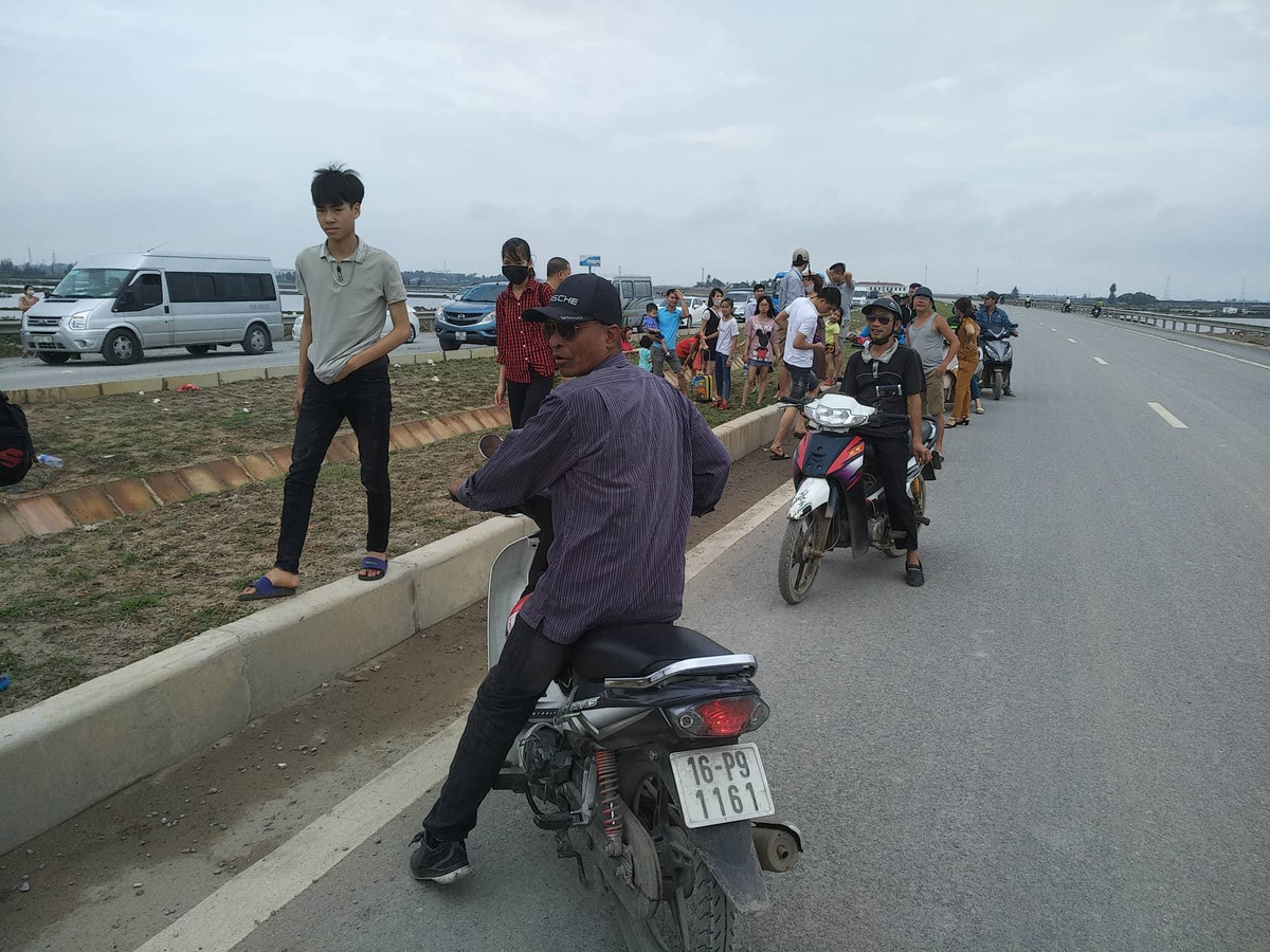 Du khách phải đi bộ khi quãng đường về đảo Cát Bà tắc nghẽn.